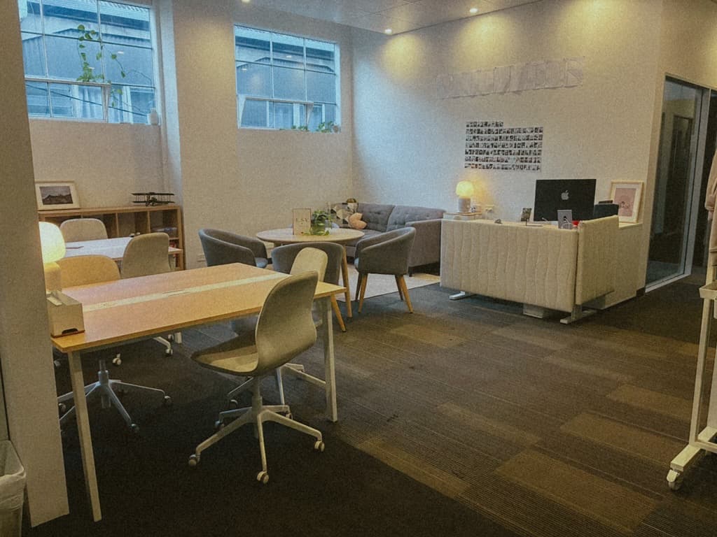 Homework help room with study tables, chairs, and a round table
